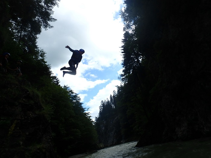 Sommerurlaub in Tirol - Sprung ins Wasser