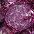 Vitaminkick mit rohem Rotkohl