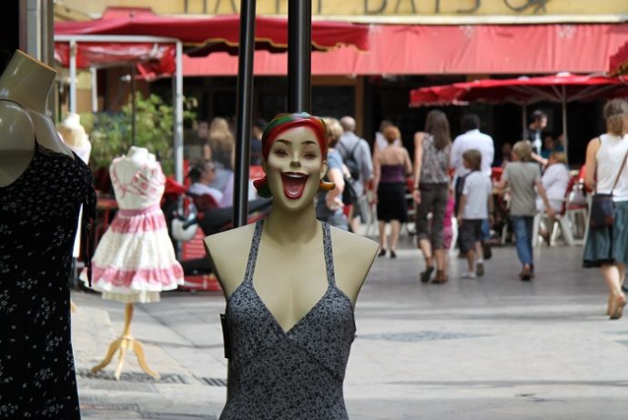 Viel zu Lachen: Modetipps für Frauen über 40
