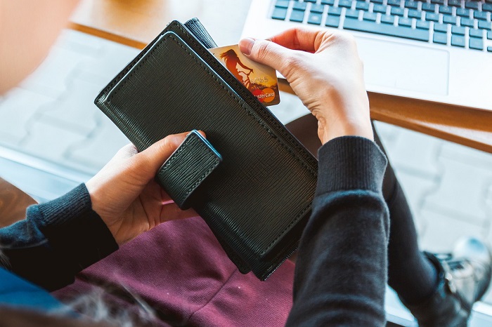 Finanzwissen: Bei einigen sitzen die Karten zu locker