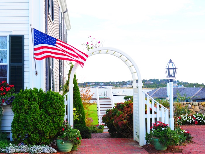 Amerikas Ostküste Marthas Vineyard mit Fagge im Vordergrund und typischen Holzbauten