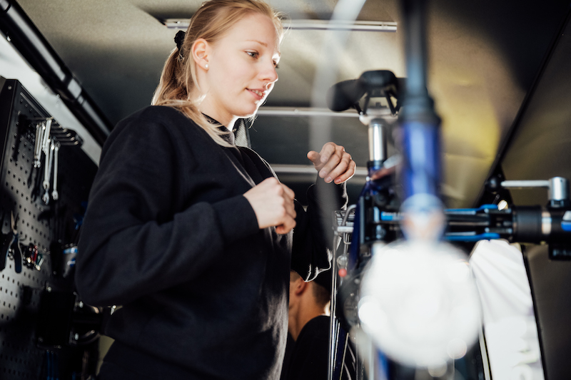 Pauline vom Yeply-Team repariert mein Fahrrad im Van